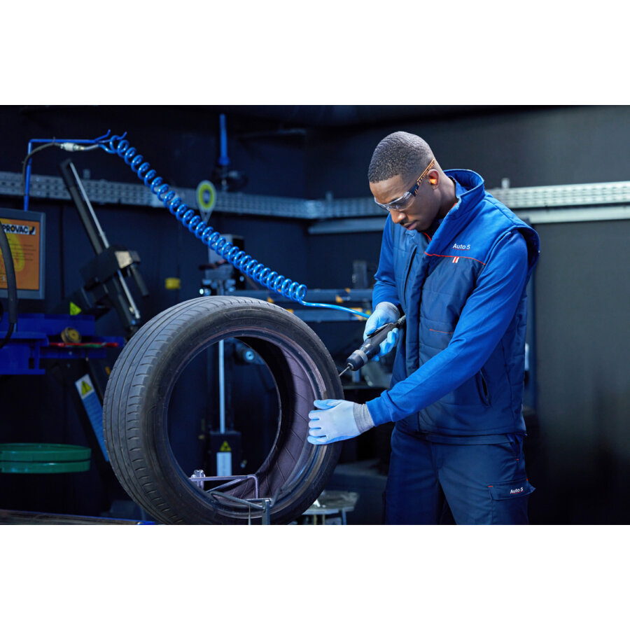 Réparer une crevaison de pneu : types, repérage et solutions